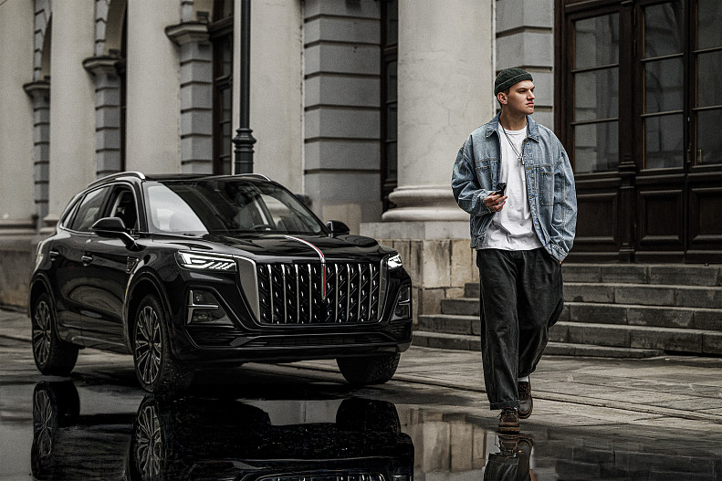 Hongqi HS5 в рубрике "Интервью со звездокй" в журнале "ОК!"