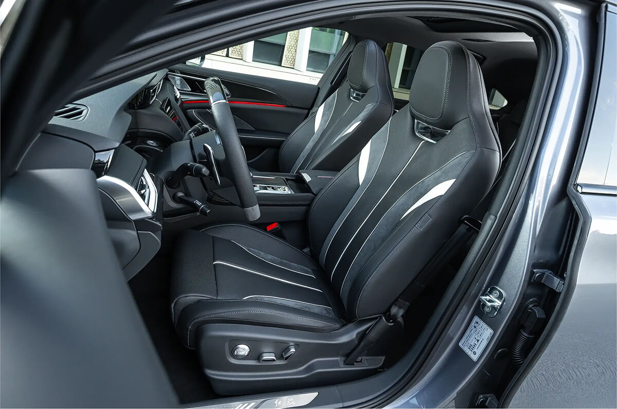 Спортивные сиденья водителя и пассажира