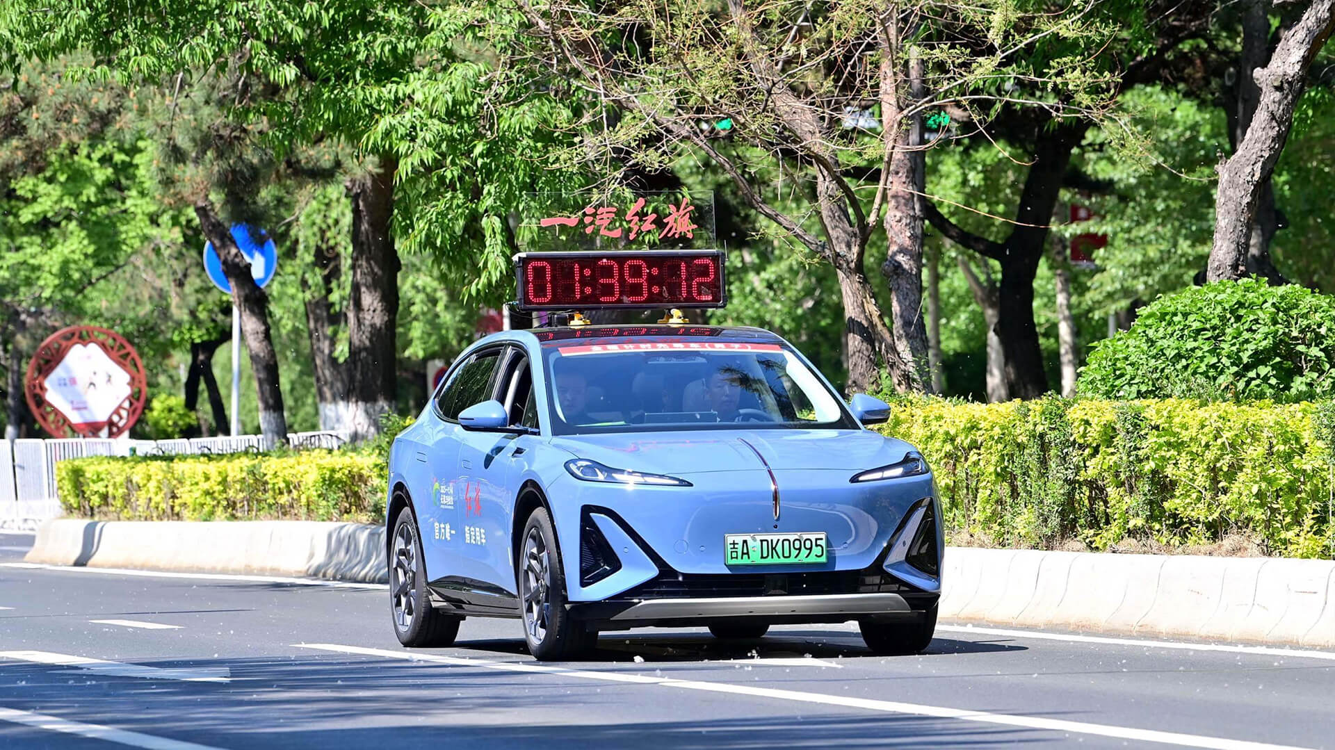 HONGQI предоставил автомобили для сопровождения Чанчуньского международного марафона