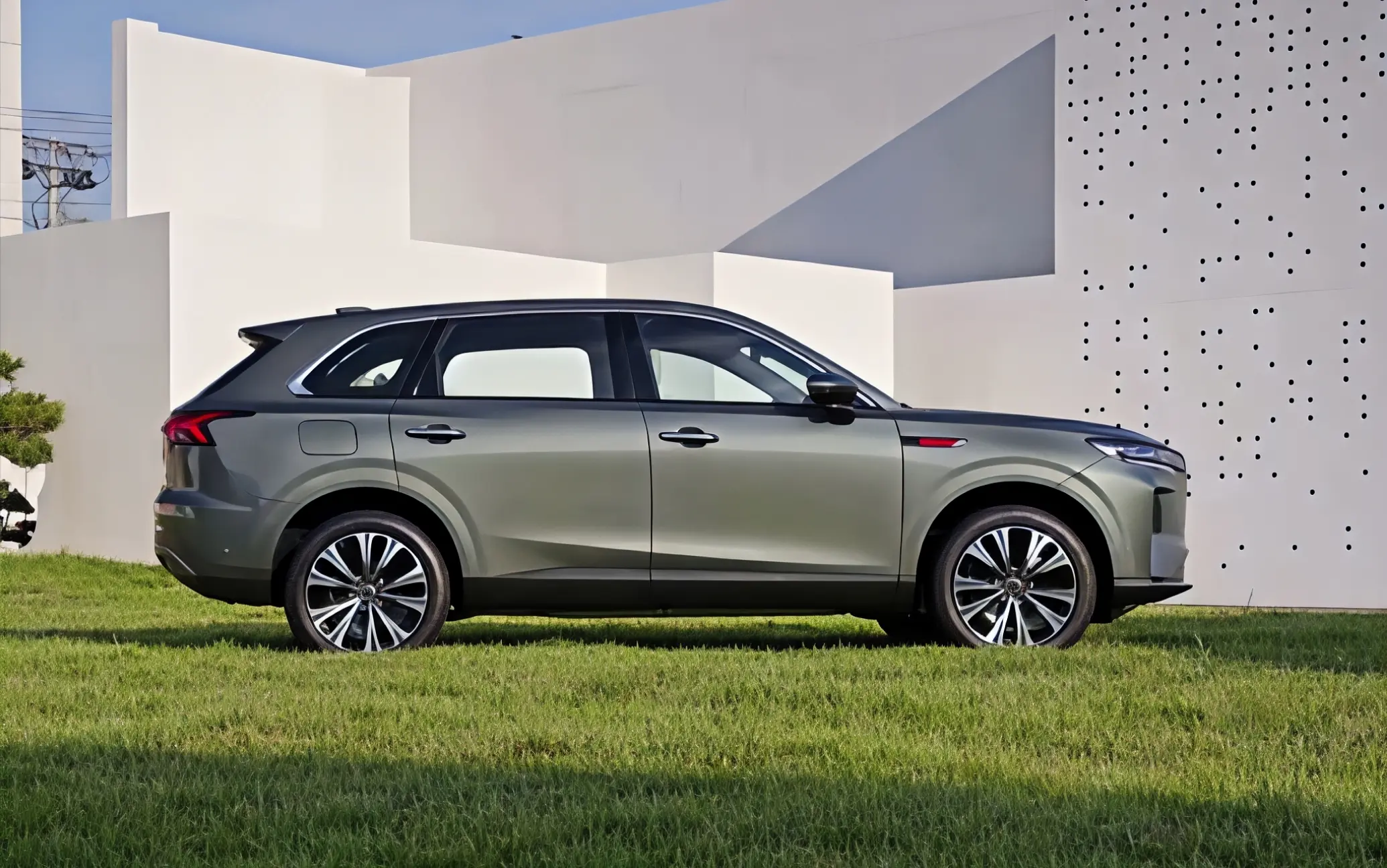 HONGQI ПРЕДСТАВЛЯЕТ НОВУЮ ГИБРИДНУЮ ПЛАТФОРМУ HONGHU