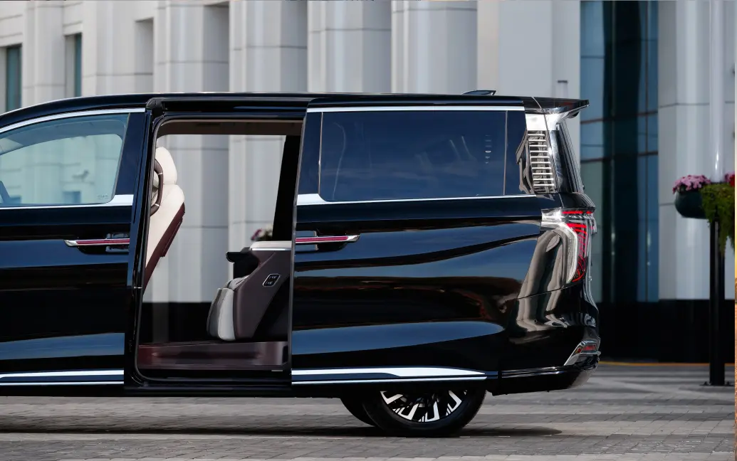 HONGQI ПРЕДСТАВИТ ФЛАГМАНСКИЕ РЕШЕНИЯ ДЛЯ БИЗНЕСА НА ФОРУМЕ ТАКСИ В ЕКАТЕРИНБУРГЕ