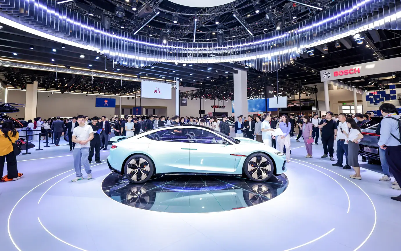 HONGQI УСТАНАВЛИВАЕТ НОВЫЙ МИРОВОЙ РЕКОРД СКОРОСТИ ЗАРЯДКИ: 70% ЕМКОСТИ АККУМУЛЯТОРА ВСЕГО ЗА 3 МИНУТЫ 41 СЕКУНДУ